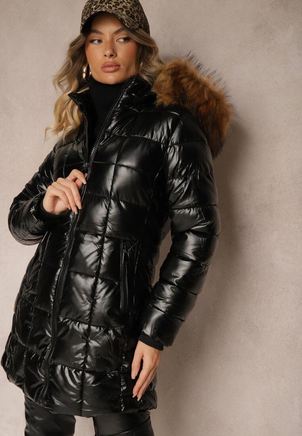 Renee - Czarno-Brązowa Kurtka z Pikowaniem i Odpinanym Kapturem Ozdobiona Futerkiem Izarella. Kolor: czarny. Materiał: futro. Wzór: aplikacja. Styl: elegancki, street