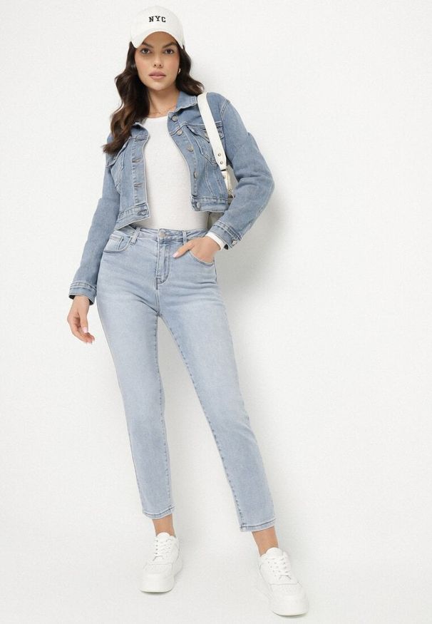 Born2be - Jasnoniebieskie Bawełniane Jeansy o Dopasowanym Kroju Galiren. Okazja: na co dzień. Kolor: niebieski. Styl: casual, klasyczny