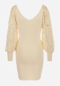 Born2be - Beżowa Sweterkowa Sukienka z Dzianiny Mini z Bufiastymi Koronkowymi Rękawami Norrea. Kolor: beżowy. Materiał: dzianina, koronka. Typ sukienki: kopertowe. Długość: mini #4
