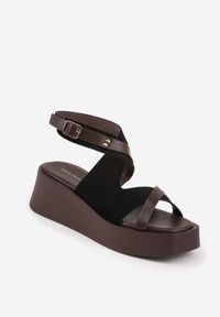 Renee - Czarne Sandały na Platformie i Koturnie z Geometryczną Cholewką i Nitami Amanome. Zapięcie: sprzączka. Kolor: czarny. Wzór: geometria. Sezon: wiosna, lato. Obcas: na koturnie #4