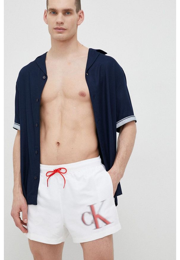 Calvin Klein szorty kąpielowe kolor biały. Kolor: biały. Materiał: tkanina, poliester, materiał. Wzór: nadruk