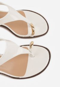 Renee - Białe Sandały w Stylu Japonek na Niskim Słupku z Aplikacją Fyreltarish. Kolor: biały. Wzór: aplikacja. Obcas: na słupku #9