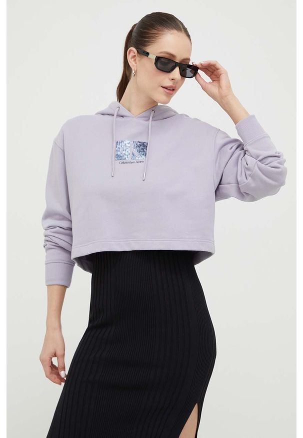 Calvin Klein Jeans bluza bawełniana damska kolor fioletowy z kapturem z nadrukiem. Typ kołnierza: kaptur. Kolor: fioletowy. Materiał: bawełna. Wzór: nadruk