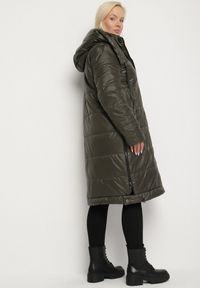 Born2be - Zielona Przejściowa Kurtka Pikowana z Kapturem i Suwakami po Bokach Fesunela. Okazja: na co dzień. Typ kołnierza: kaptur. Kolekcja: plus size. Kolor: zielony. Materiał: jeans. Sezon: jesień. Styl: klasyczny, casual #6