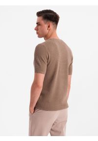 Ombre Clothing - Koszulka męska dzianinowa z delikatną drobną strukturą - jasnobrązowa V2 - Rozmiar: M. Okazja: na co dzień. Kolor: brązowy. Materiał: dzianina. Długość rękawa: krótki rękaw. Długość: krótkie. Wzór: ze splotem. Styl: wizytowy, casual, elegancki #7