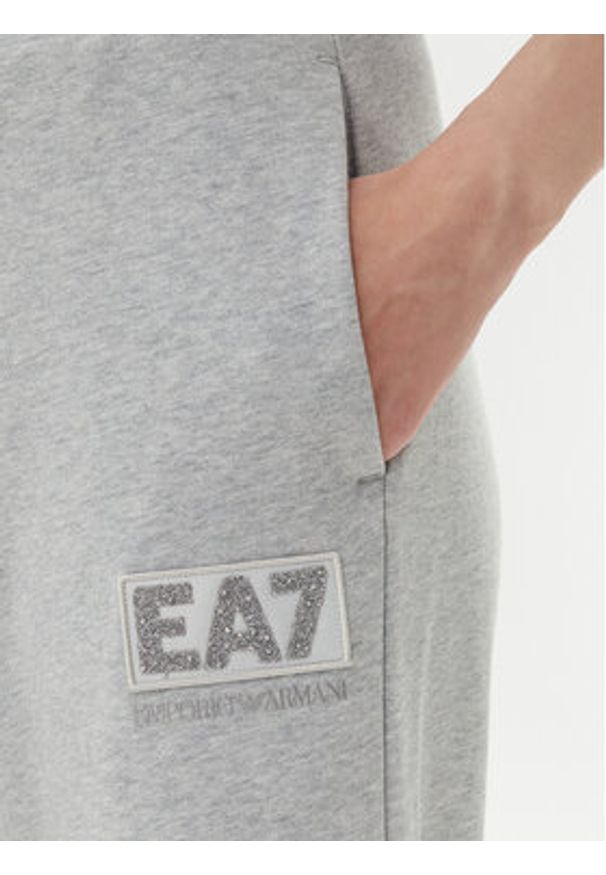 EA7 Emporio Armani Spodnie dresowe 7W000179 AF12473 O8002 Szary Wide Leg. Kolor: szary. Materiał: bawełna