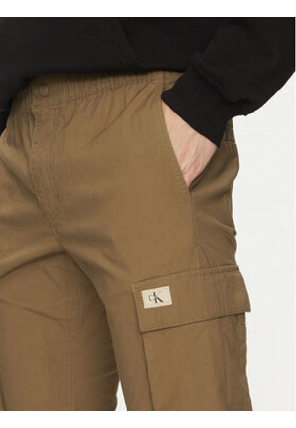 Calvin Klein Jeans Joggery J30J327614 Beżowy Skinny Fit. Kolor: beżowy. Materiał: bawełna