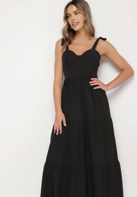 Born2be - Czarna Rozkloszowana Sukienka z Wiskozą Ozdobiona Wiązaniem na Ramiączkach Meravessa. Okazja: na spacer. Kolor: czarny. Materiał: wiskoza. Długość rękawa: na ramiączkach. Wzór: aplikacja #2