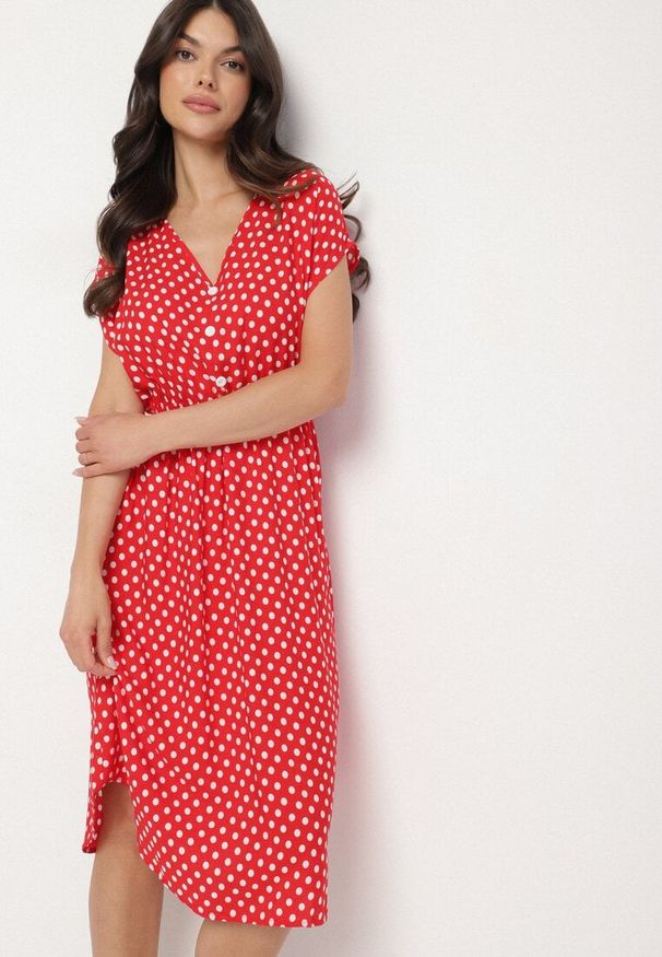 Born2be - Czerwona Sukienka z Gumką w Pasie i Falbanką Romilla. Kolor: czerwony. Materiał: bawełna. Sezon: lato. Styl: wizytowy