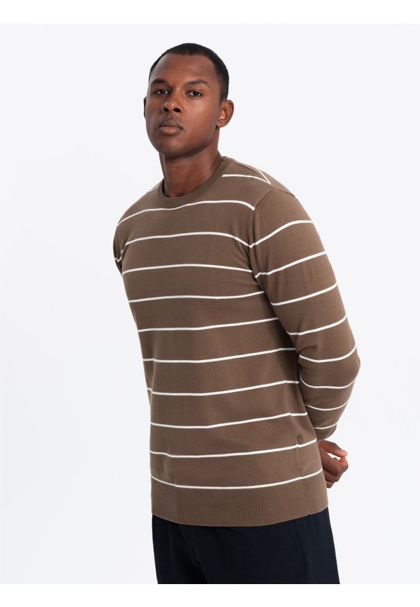 Ombre Clothing - Męski sweter casualowy w poziome paski – brązowy V3. Okazja: na co dzień. Kolor: brązowy. Materiał: nylon, włókno, materiał, bawełna. Wzór: paski. Styl: casual