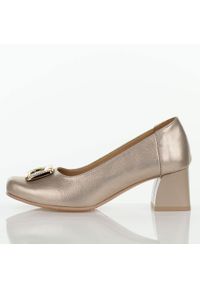 DEONI - Złote B skórzane Polskie czółenka damskie Deoni D667. Okazja: na spotkanie biznesowe. Nosek buta: okrągły. Zapięcie: bez zapięcia. Kolor: złoty. Szerokość cholewki: normalna. Materiał: skóra. Sezon: wiosna, lato. Obcas: na obcasie. Styl: biznesowy, elegancki, klasyczny. Wysokość obcasa: średni #1