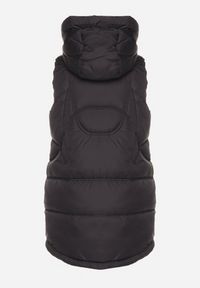 Born2be - Czarna Kamizelka Pikowana z Ozdobnym Suwakiem z Kapturem Fortisse. Okazja: na co dzień, na spotkanie biznesowe. Typ kołnierza: kaptur. Kolor: czarny. Styl: biznesowy, klasyczny, casual, elegancki #6