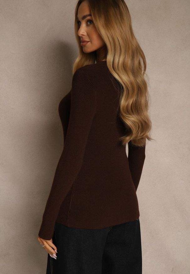 Renee - Brązowy Sweter o Klasycznym Fasonie w Drobne Prążki Vorida. Typ kołnierza: dekolt w łódkę. Kolor: brązowy. Materiał: tkanina, jeans. Wzór: prążki. Styl: klasyczny