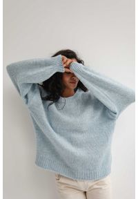 Marsala - Sweter oversize z bufiastym rękawem baby blue - RIVERO-UNI. Okazja: na co dzień. Materiał: akryl, wełna. Sezon: zima, lato, jesień, wiosna. Styl: casual