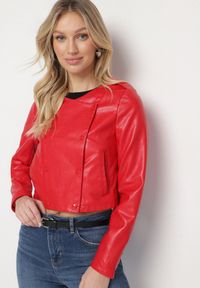 Born2be - Czerwona Kurtka Ramoneska z Ozdobnymi Guzikami Sesiania. Okazja: na co dzień. Kolor: czerwony. Materiał: jeans. Długość rękawa: długi rękaw. Długość: długie. Styl: klasyczny, casual, elegancki
