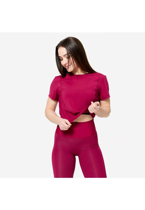 DOMYOS - Koszulka fitness damska Domyos krótki rękaw. Kolor: fioletowy. Materiał: elastan, poliamid, materiał. Długość rękawa: krótki rękaw. Długość: krótkie. Sport: fitness