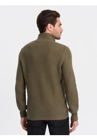 Ombre Clothing - Dzianinowy sweter męski z rozpinaną stójką - oliwkowy V6 OM-SWZS-0105 - XXL. Typ kołnierza: kołnierzyk stójkowy. Kolor: oliwkowy. Materiał: dzianina #2