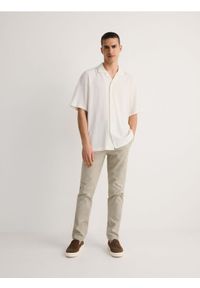 Reserved - Spodnie chino slim fit - jasnozielony. Kolor: zielony. Materiał: tkanina. Wzór: gładki #1