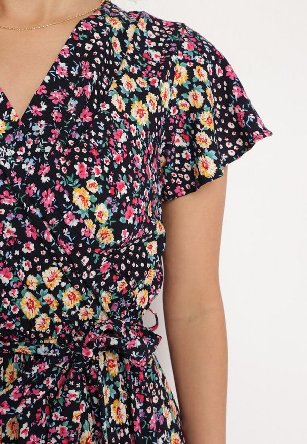 Born2be - Czarno-Różowa Wiskozowa Kopertowa Sukienka Wiązana Materiałowym Sznurkiem z Gumką w Talii Zanlea. Typ kołnierza: dekolt w kształcie V. Kolor: czarny. Materiał: wiskoza, materiał. Długość rękawa: krótki rękaw. Sezon: lato. Typ sukienki: kopertowe