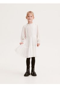 Reserved - Sukienka z falbaną - biały. Kolor: biały. Materiał: tkanina #1