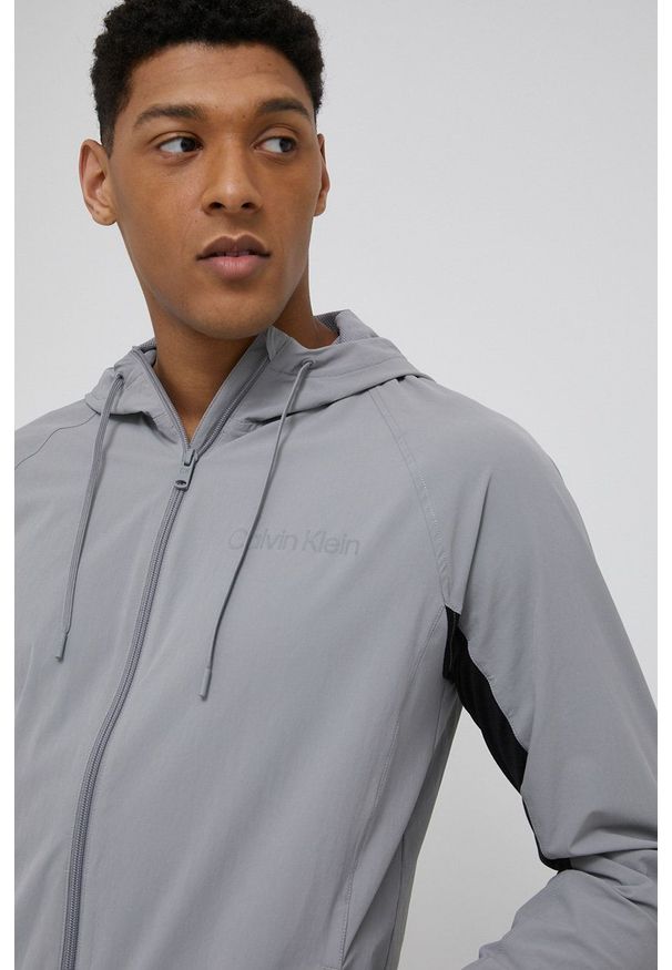 Calvin Klein Performance kurtka męska kolor szary przejściowa. Okazja: na co dzień. Kolor: szary. Materiał: materiał. Długość rękawa: raglanowy rękaw. Styl: casual