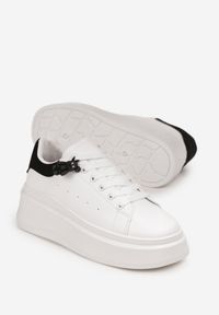 Born2be - Biało-Czarne Sneakersy na Grubej Podeszwie z Naszywką Chonris. Kolor: biały. Wzór: aplikacja #4