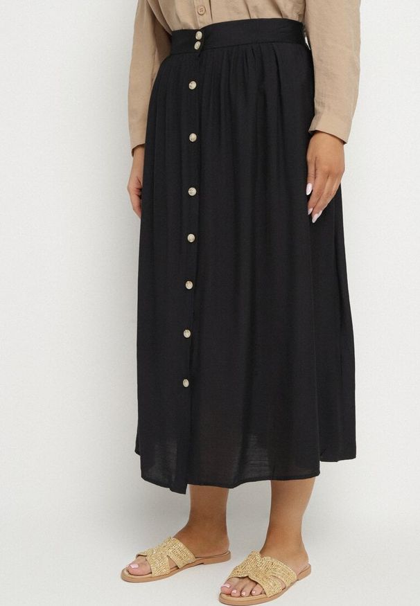 Born2be - Czarna Wiskozowa Spódnica z Lnem i Guzikami Tolissa. Okazja: na co dzień. Kolor: czarny. Materiał: len, wiskoza. Styl: sportowy, elegancki, casual