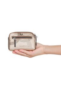 Portfel damski Anekke, z ozdobnym nadrukiem i metalowym logo zapinany na suwak wyposażony w przegrody na karty kieszeń na monety oraz miejsce na bank. Kolor: beżowy. Wzór: nadruk #2