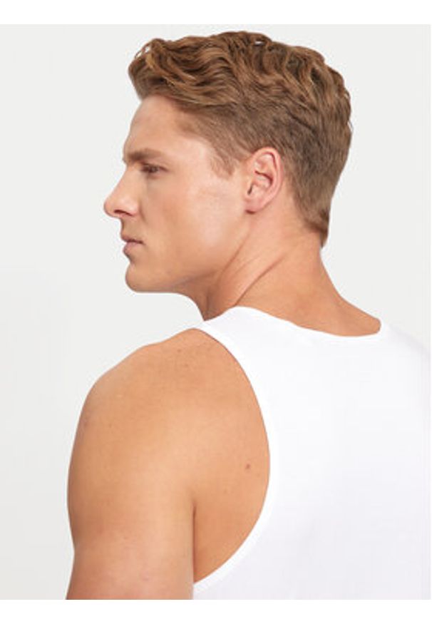 Guess Tank top U97M02 KCD31 Biały Regular Fit. Kolor: biały. Materiał: bawełna