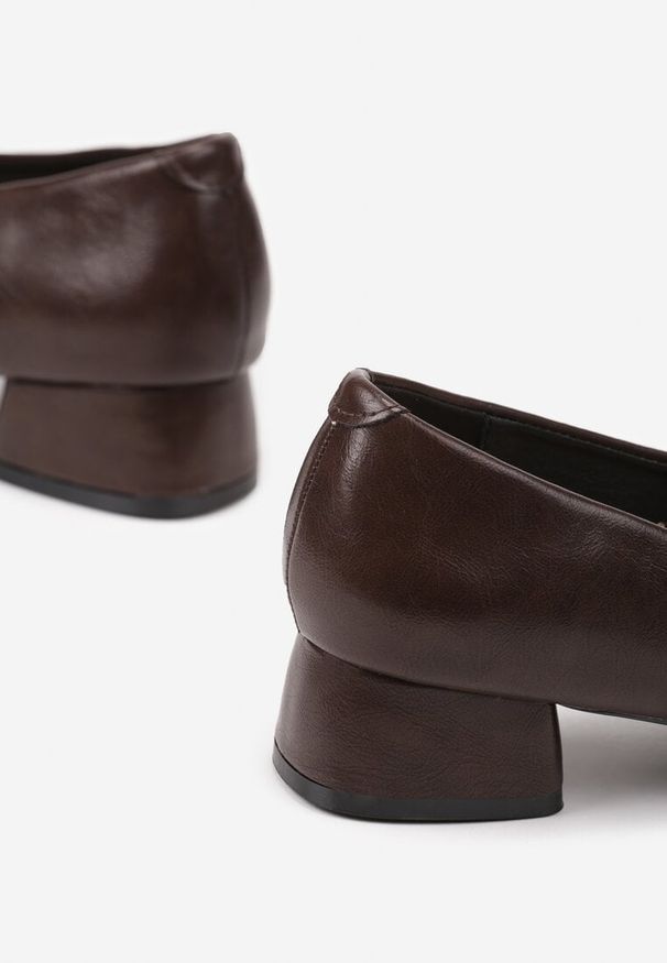 Born2be - Ciemnobrązowe Czółenka Vices na Niskim Słupku ze Skórzaną Wkładką Rilenela. Okazja: na co dzień. Kolor: brązowy. Materiał: skóra. Obcas: na słupku. Styl: casual, klasyczny