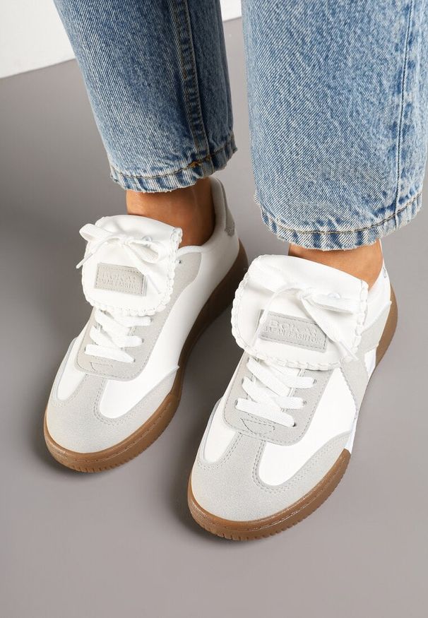 Born2be - Biało-Szare Sneakersy Tenisówki z Ozdobnym Językiem Alaviela. Okazja: na co dzień. Kolor: biały. Materiał: jeans. Wzór: aplikacja