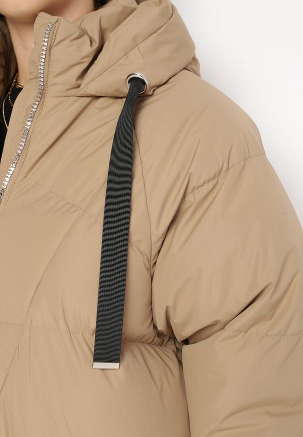 Born2be - Ciemnobeżowa Długa Kurtka Pikowana Płaszcz na Zamek z Kapturem Lesea. Okazja: na co dzień. Typ kołnierza: kaptur. Kolor: beżowy. Materiał: dzianina, jeans. Długość: długie. Styl: casual, elegancki