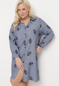 Born2be - Granatowa Koszulowa Sukienka z Guzikami i Regulowanymi Rękawami Xatella. Kolekcja: plus size. Kolor: niebieski. Wzór: kwiaty. Typ sukienki: koszulowe #3