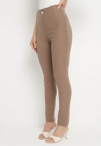 Born2be - Ciemnobeżowe Legginsy z Wiskozą z Wysokim Stanem Zdobione Guzikiem z Cyrkoniami Nalette. Okazja: na co dzień. Stan: podwyższony. Kolor: beżowy. Materiał: wiskoza. Wzór: aplikacja. Styl: elegancki, casual
