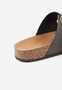 Born2be - Szare Klapki z Imitacji Zamszu z Korkową Podeszwą i Klamrami Chalose. Okazja: na co dzień. Kolor: szary. Materiał: zamsz. Styl: casual #6