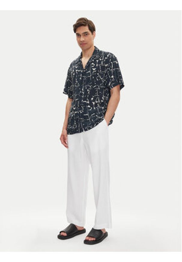Emporio Armani Koszula EM000593 AF12351 FB070 Granatowy Regular Fit. Kolor: niebieski. Materiał: wiskoza