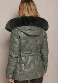 Renee - Ciemnozielona Pikowana Kurtka z Futerkiem Przy Kapturze Paelina. Kolor: zielony. Materiał: futro. Wzór: geometria