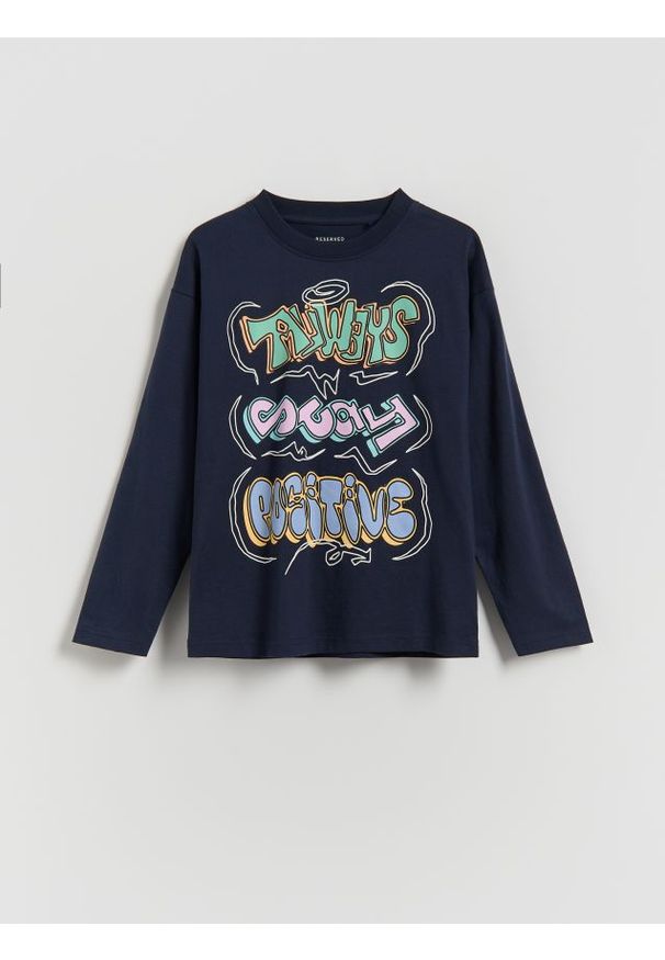 Reserved - Longsleeve z nadrukiem - granatowy. Kolor: niebieski. Materiał: dzianina, bawełna. Długość rękawa: długi rękaw. Wzór: nadruk