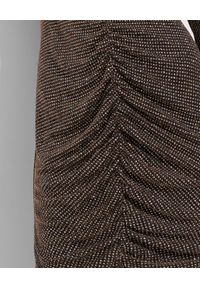 THECADESS - Brązowa sukienka z brokatem Alicante. Typ kołnierza: dekolt w kształcie V. Kolor: brązowy. Materiał: tkanina. Typ sukienki: dopasowane #4