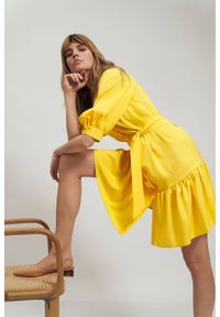 Nife - Wiskozowa koszulowa sukienka z falbaną wiązana w pasie żółta. Kolor: żółty. Materiał: wiskoza. Typ sukienki: koszulowe #3