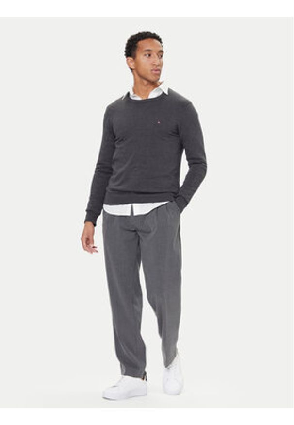 TOMMY HILFIGER - Tommy Hilfiger Sweter Essential Ssnl MW0MW39999 Szary Regular Fit. Kolor: szary. Materiał: bawełna