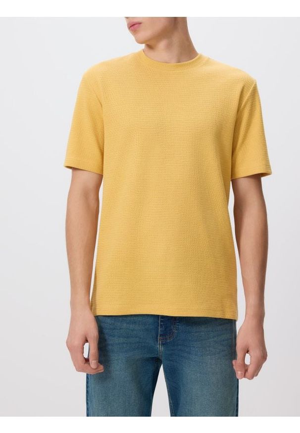 Reserved - Strukturalny t-shirt comfort fit - bursztynowy. Kolor: pomarańczowy. Materiał: bawełna, dzianina