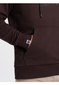 Ombre Clothing - Męska bluza klasyczna kangurka z nadrukiem - ciemnobrązowa V2 OM-SSPS-0150 - XXL. Typ kołnierza: kaptur. Kolor: brązowy. Materiał: poliester, bawełna. Wzór: nadruk. Styl: klasyczny #3