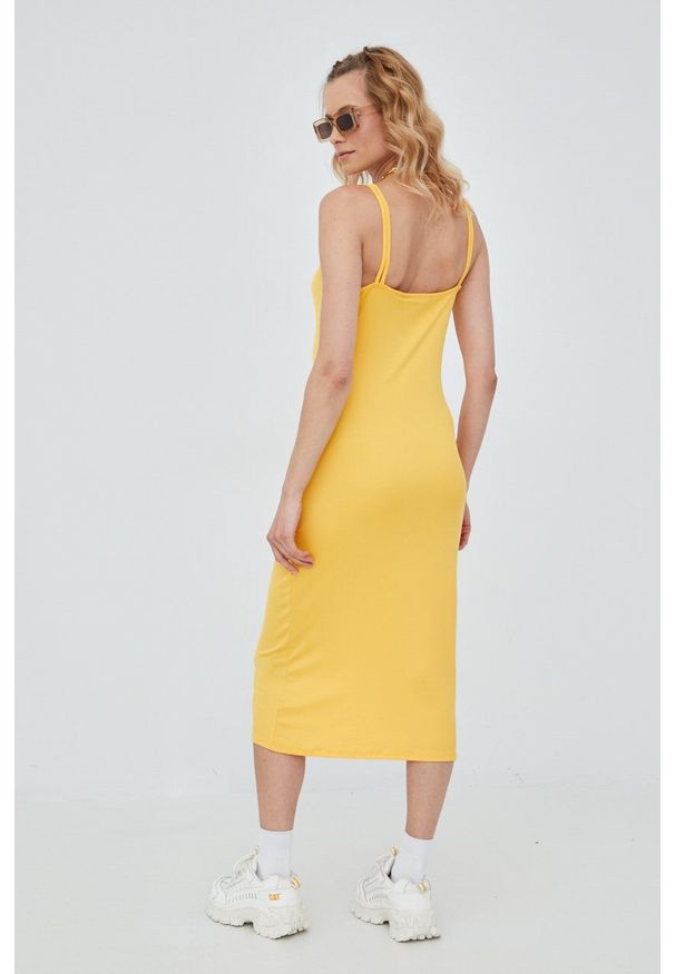 Vero Moda sukienka kolor żółty midi dopasowana. Kolor: żółty. Materiał: poliester, dzianina. Długość rękawa: na ramiączkach. Wzór: gładki. Typ sukienki: dopasowane. Długość: midi