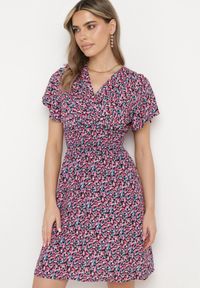 Born2be - Czarno-Różowa Sukienka Aesampos. Typ kołnierza: dekolt kopertowy. Kolor: czarny. Wzór: kwiaty. Sezon: lato. Typ sukienki: kopertowe. Długość: mini #1