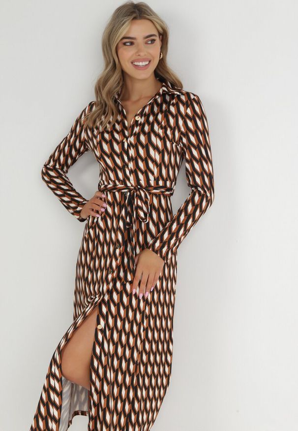 Born2be - Brązowa Sukienka Koszulowa w Geometryczny Wzór Kelsam. Kolor: brązowy. Wzór: geometria. Typ sukienki: koszulowe. Styl: elegancki