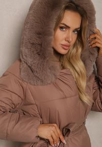 Renee - Ciemnobeżowa Kurtka Pikowana z Kapturem i Odpinanym Kołnierzem Wiązana w Pasie Sialwenna. Typ kołnierza: kaptur. Kolor: beżowy. Materiał: jeans, futro. Styl: elegancki