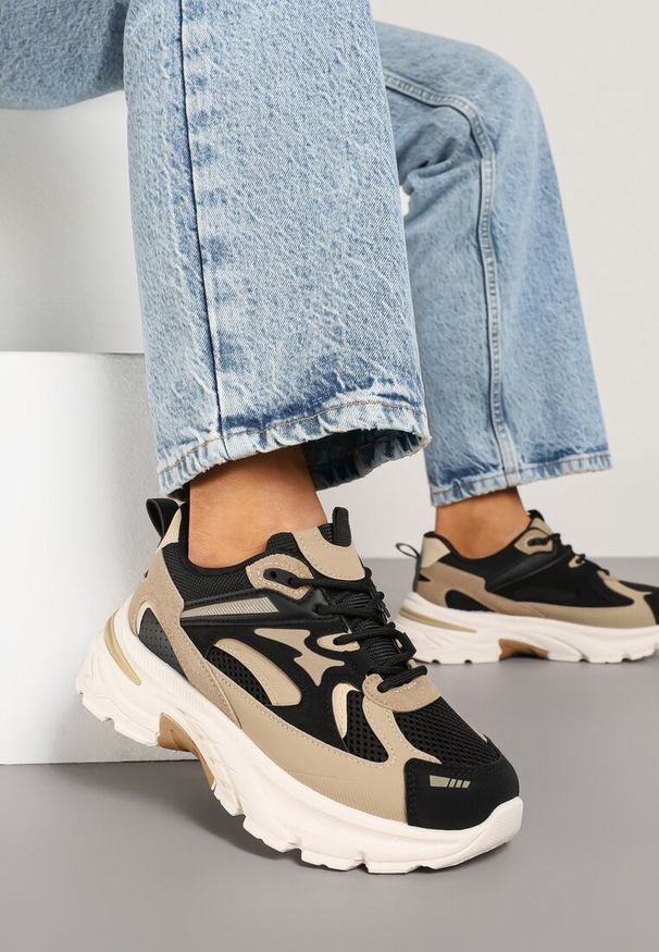 Renee - Czarno-Beżowe Sneakersy na Tłoczonej Platformie z Geometrycznymi Wstawkami Asloria. Okazja: na co dzień. Kolor: czarny. Materiał: jeans. Wzór: geometria. Obcas: na platformie