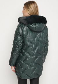 Born2be - Ciemnozielona Pikowana Kurtka z Kapturem z Odpinanym Futerkiem Sevea. Okazja: na spacer. Typ kołnierza: kaptur. Kolekcja: plus size. Kolor: zielony. Materiał: futro. Styl: klasyczny, sportowy