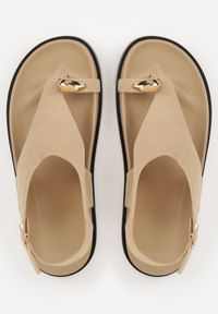 Renee - Beżowe Sandały z Ozdobnym Paskiem na Palec i Metaliczną Ozdobą Brizesh. Okazja: na co dzień. Zapięcie: pasek. Kolor: beżowy. Materiał: len. Wzór: aplikacja. Sezon: lato. Styl: casual #9